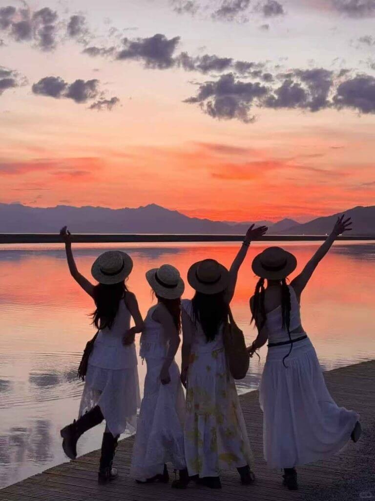 塞里木湖黄昏夕阳