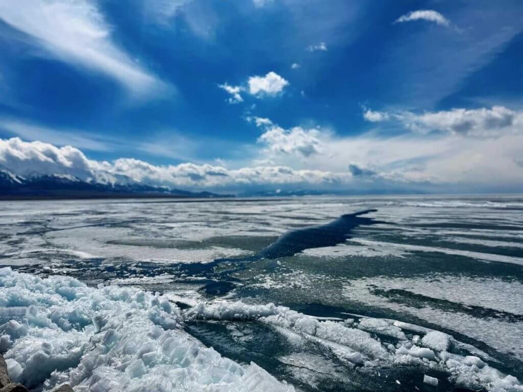 冬天塞里木湖蓝冰