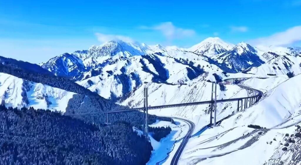 果子沟大桥冰雪